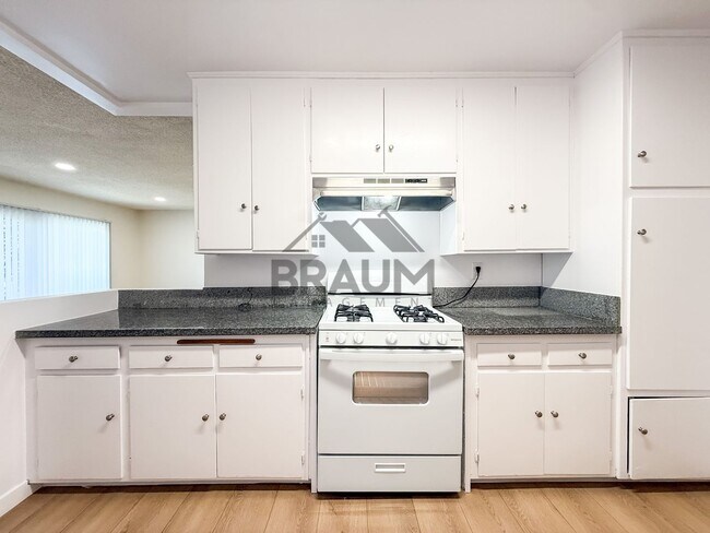 Building Photo - 6039 Whitsett Ave