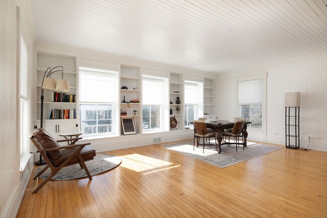 Building Photo - 362 Lime Rock Rd