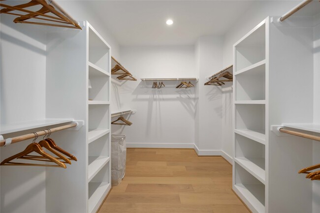 Building Photo - 3028 Lamar St