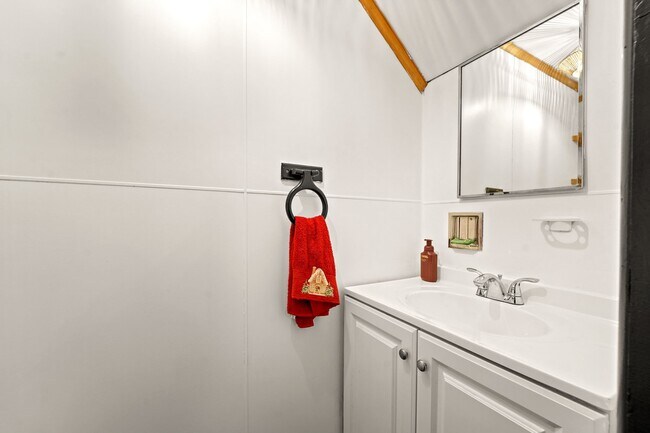 Building Photo - 136 Court St