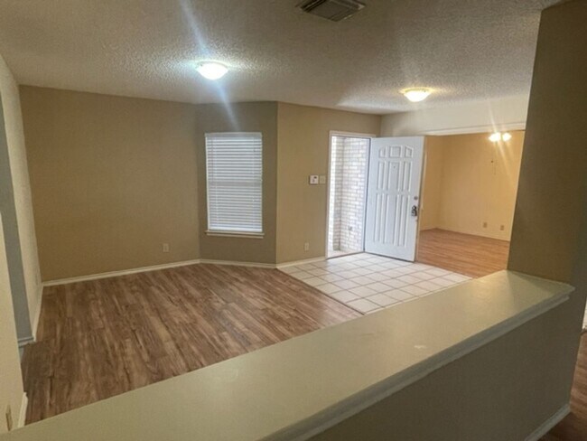 Building Photo - 5 br, 3 bath House - 7111 Valewood View
