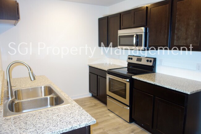 Building Photo - 931 Robineta Ln