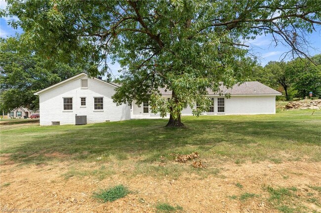 Building Photo - 2020 Country Club Ave