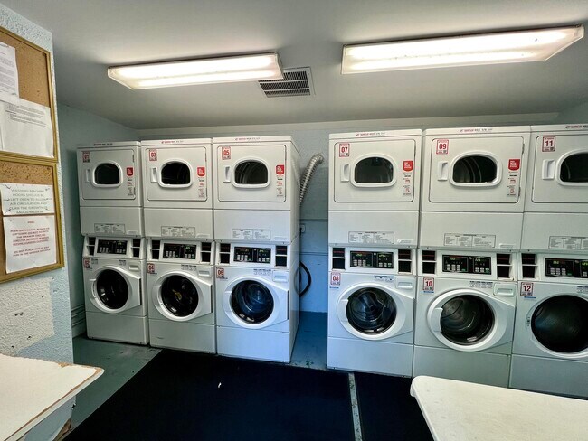 Building Photo - 2660 NE 8th Ave