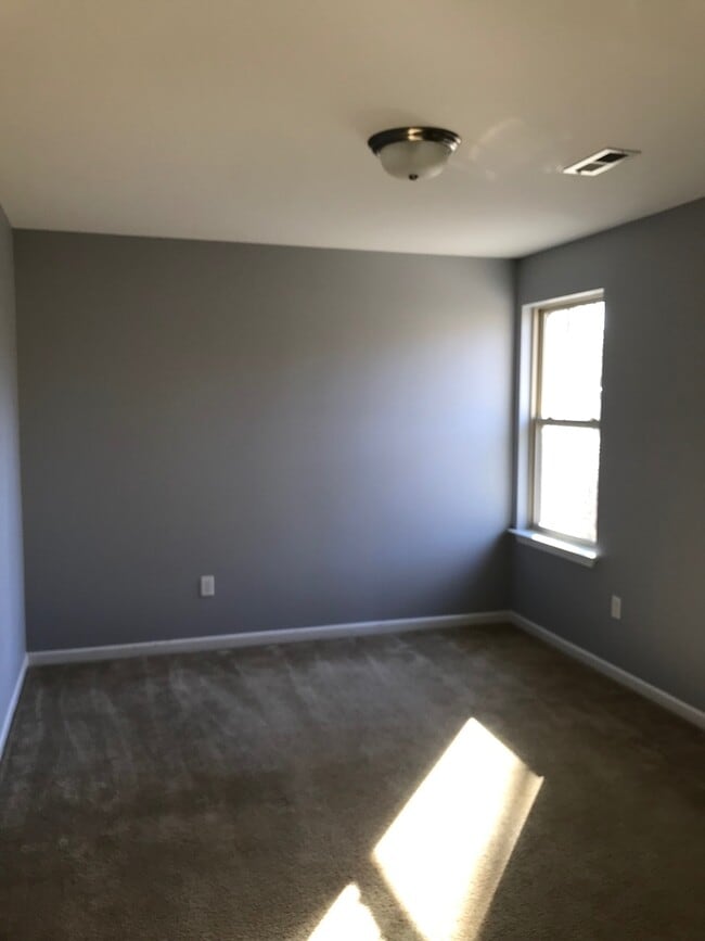 Building Photo - 4 bedroom, 2.5 bath centrally located in T...