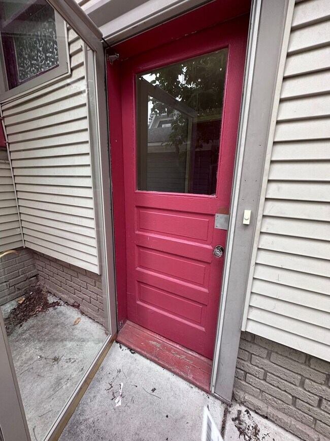 Building Photo - $875 - 3 bed 1 bath - Beautiful apartment ...