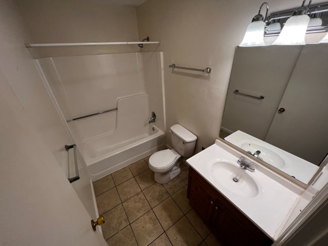 Building Photo - 15370 Greenway Rd