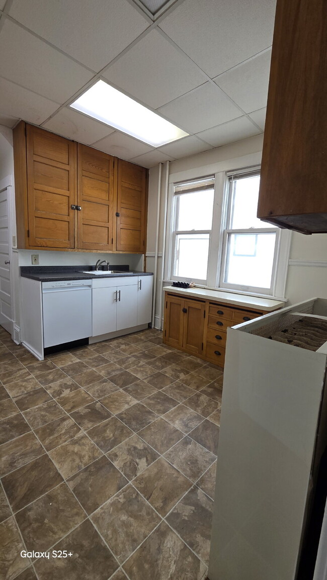 Building Photo - 6 Bed 2 bath FRESH PAINT - Single Family H...