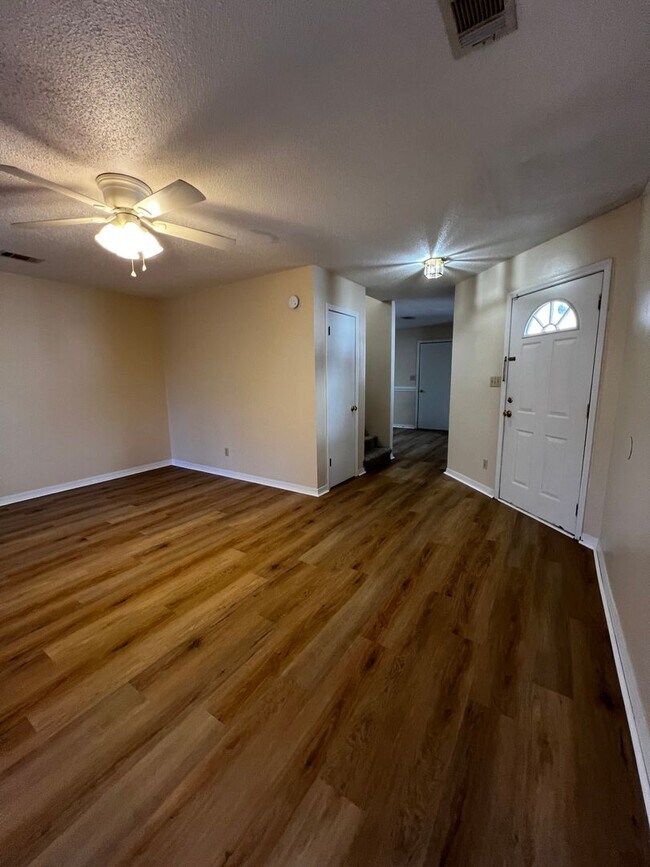 Building Photo - 695 Lloyd St