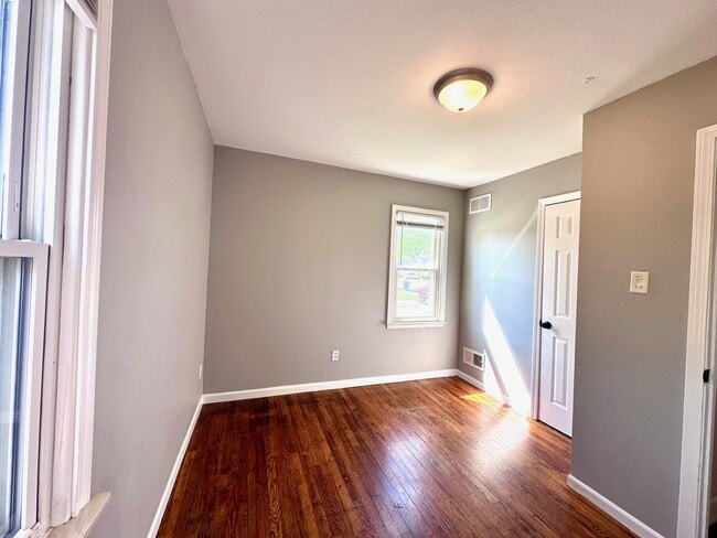 Building Photo - 1697 London