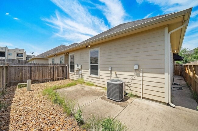 Building Photo - 912 Sweet Pine Dr
