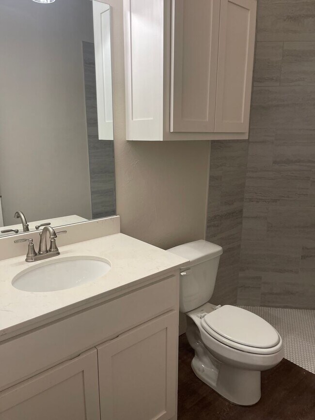 Building Photo - Spacious 4 bed 3 bath home