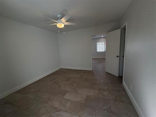 Building Photo - 4336 N Ocean Dr