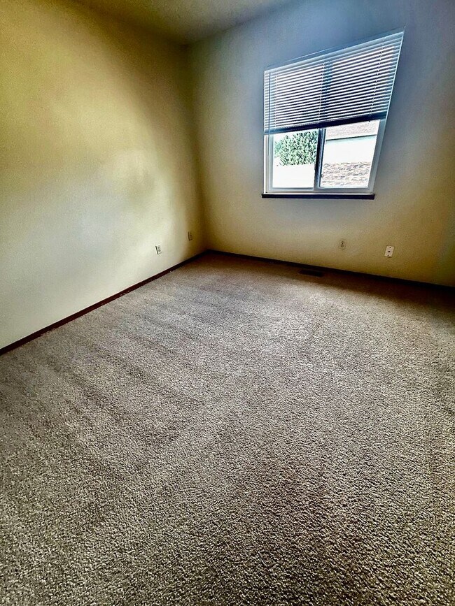 Building Photo - 5 Bedroom home on Fairweather for Rent!