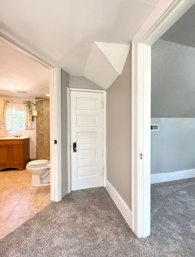 Building Photo - 3 Bedroom Home with Private Upstairs Suite