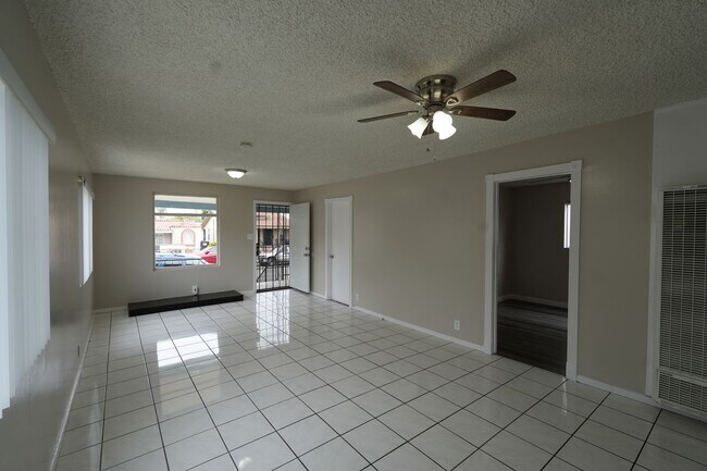 Building Photo - 440 RAYVON