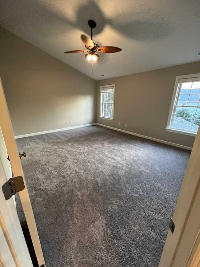 Building Photo - Beautiful 5 bedroom Executive Home In Wakefield