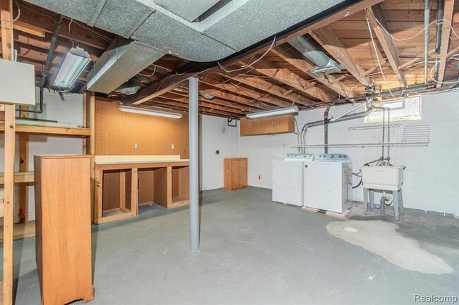 Building Photo - 4355 Elmwood Ave