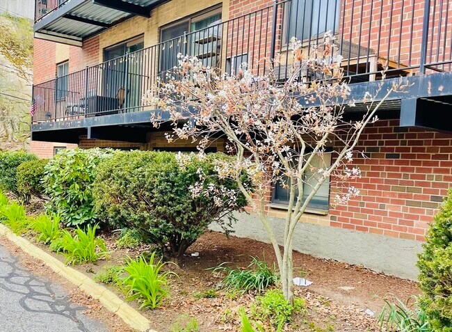 Building Photo - 5 Linda Ln