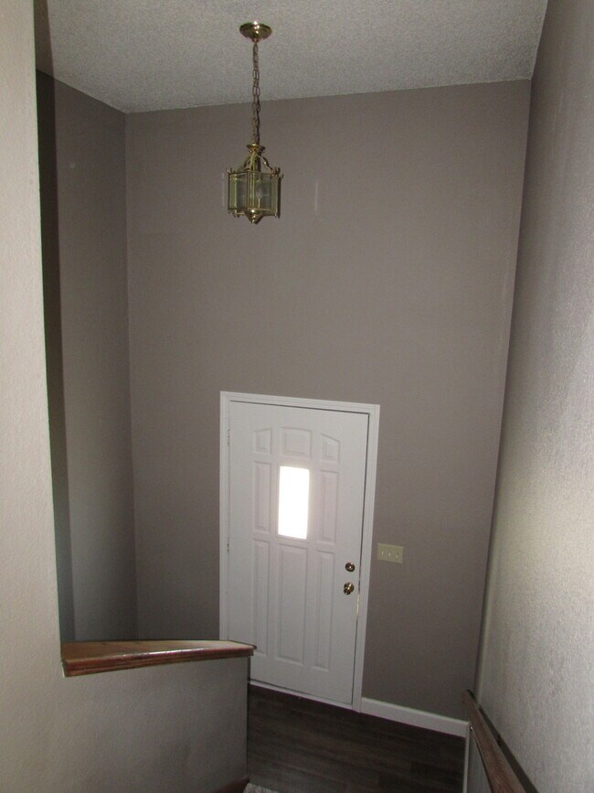 Building Photo - 3 Bedroom House Close to FLW -  New LVP Flooring May 2024!