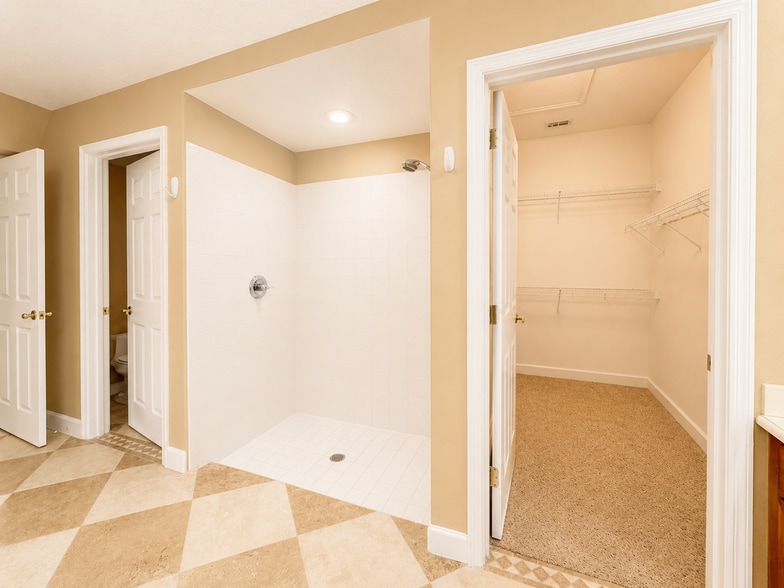Building Photo - 8650 Tara Oaks Ct