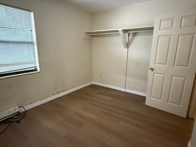 Building Photo - Queen Street Apartments