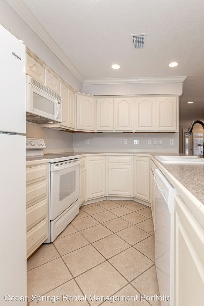 Building Photo - 2 br, 2.5 bath House - 1318 Beach Blvd #6