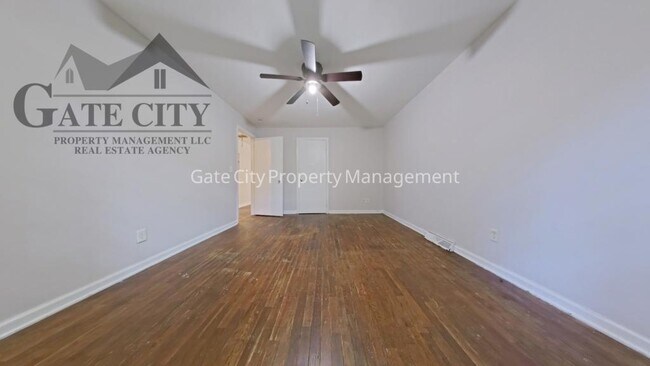 Building Photo - 2021 Maywood St