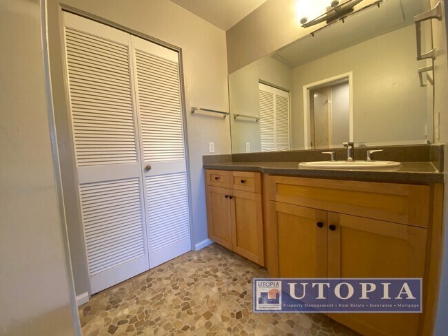 Building Photo - Ocean Views: 2Bd/2Ba + Office - Sunny, Top Floor Condo, Deck, Pool & Hot Tub