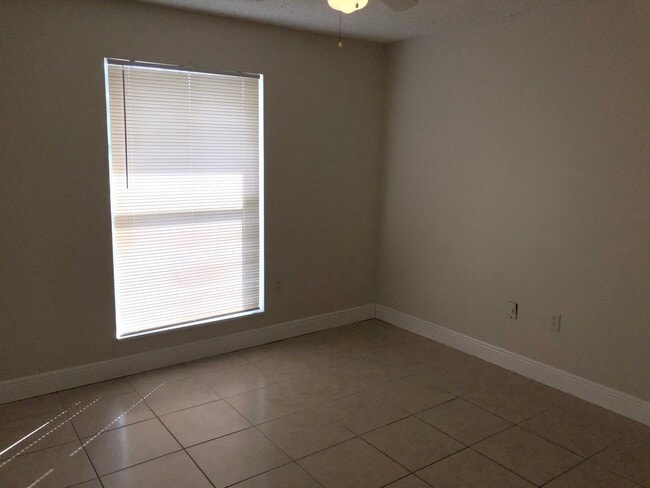 Building Photo - Spacious 2 Bedroom, 1 Bathroom Condo