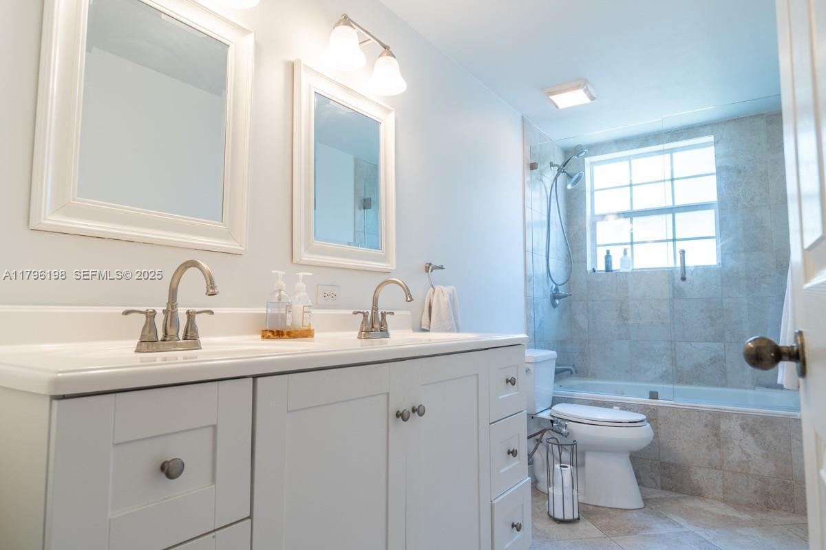 Building Photo - 1999 Madeira Dr