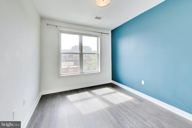 Building Photo - 1350 Maryland Ave NE