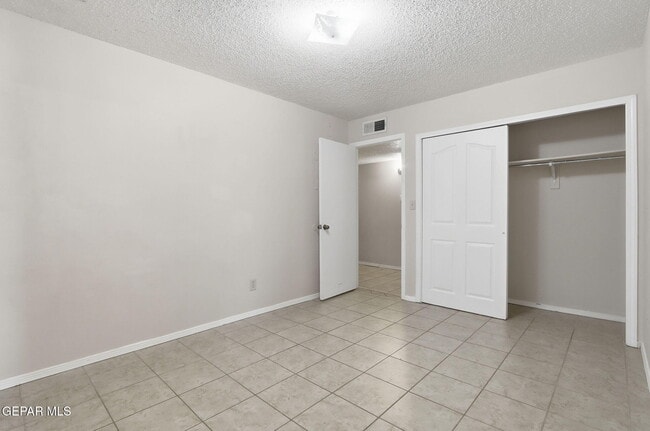 Building Photo - 2918 E Glen Dr
