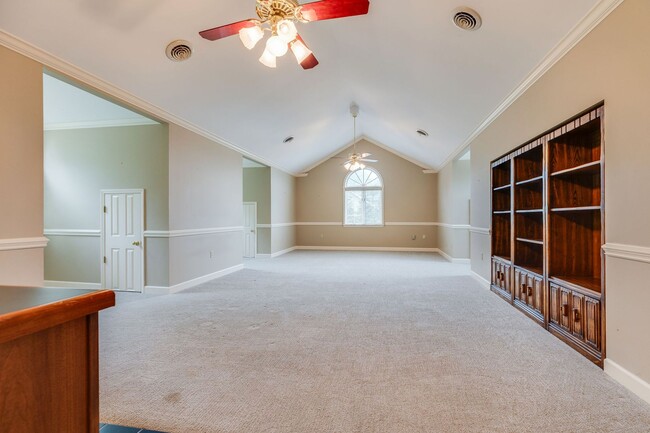Building Photo - Experience lakefront living at its finest in the heart of East TN