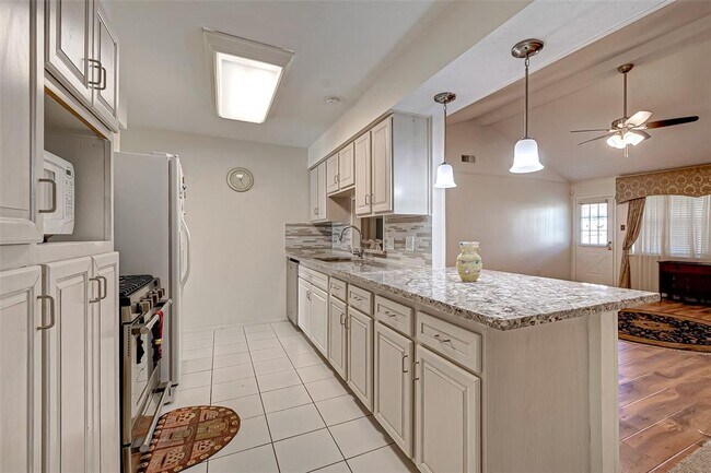 Building Photo - 11707 N Willow Cir