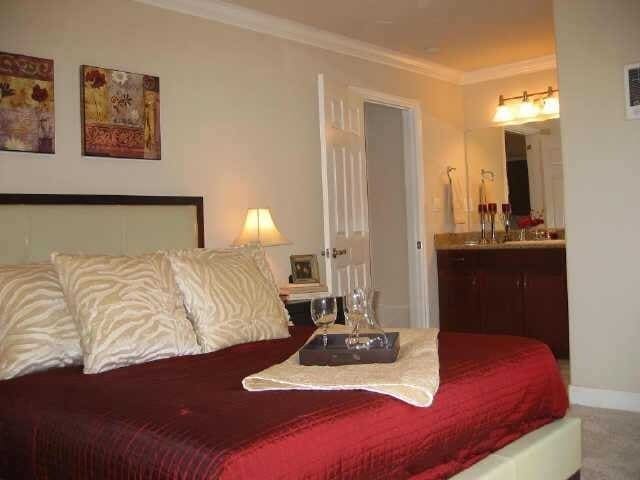Building Photo - Beautiful upscale top floor 1 bedroom & 1 bath open concept condo - bright end unit with one rese...