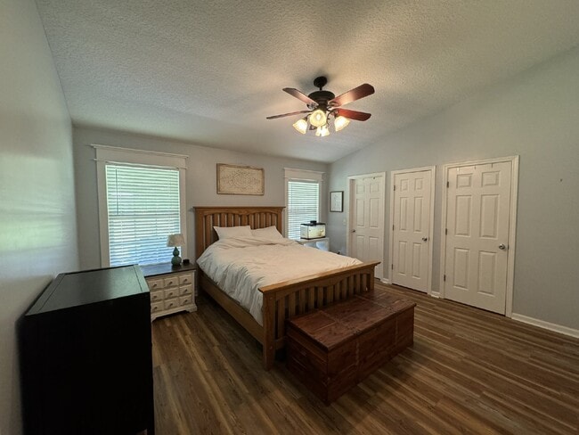 Building Photo - Large Property - No HOA!! - Just outside o...
