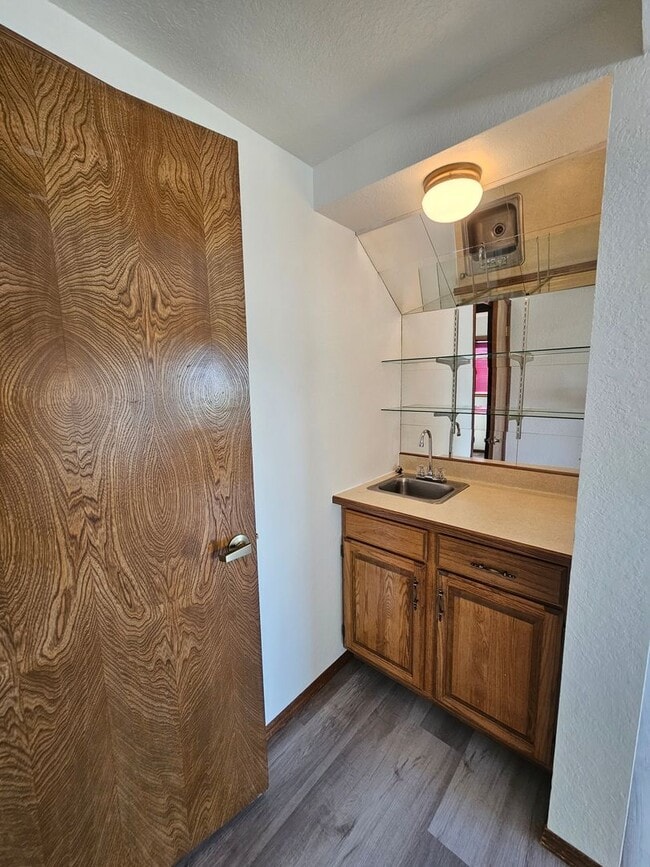 Building Photo - Beautiful 4 Bedroom Home on the Lake-April Rent FREE!