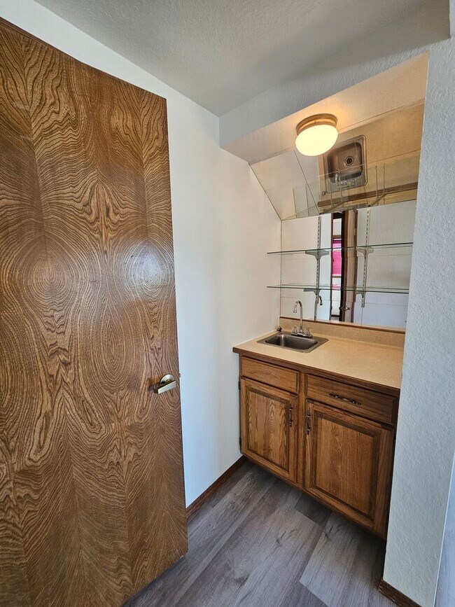 Building Photo - Beautiful 4 Bedroom Home on the Lake-May Rent FREE!