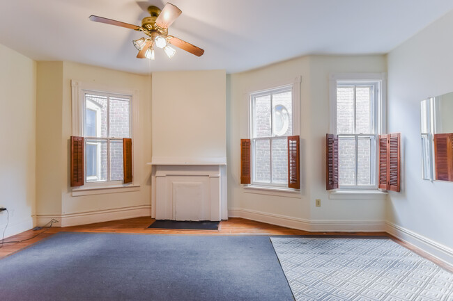 Large Great Room - 1617 W Grace St