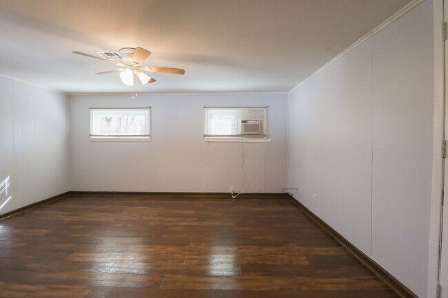 Building Photo - 4 Bed | 1.5 Bath in North Tulsa!