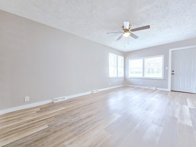 Building Photo - 1517 Elwood Ave