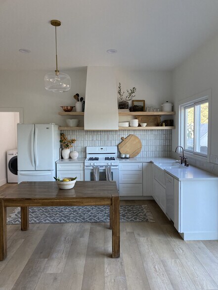 Primary Photo - 1392 Calle Crisantemo