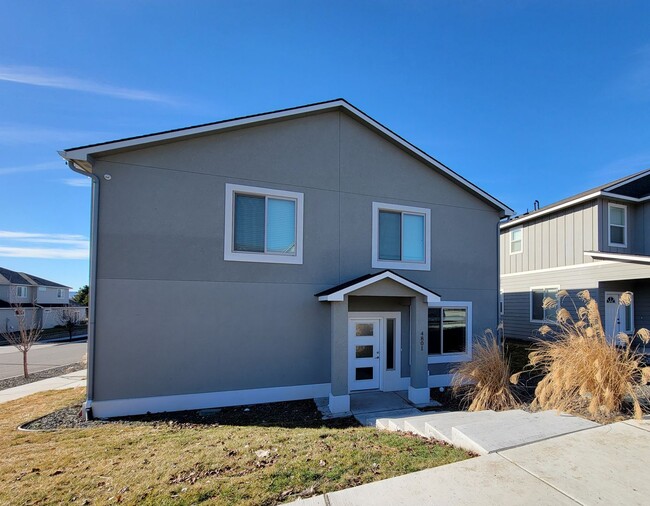 Building Photo - Newer Home Close to freeway access