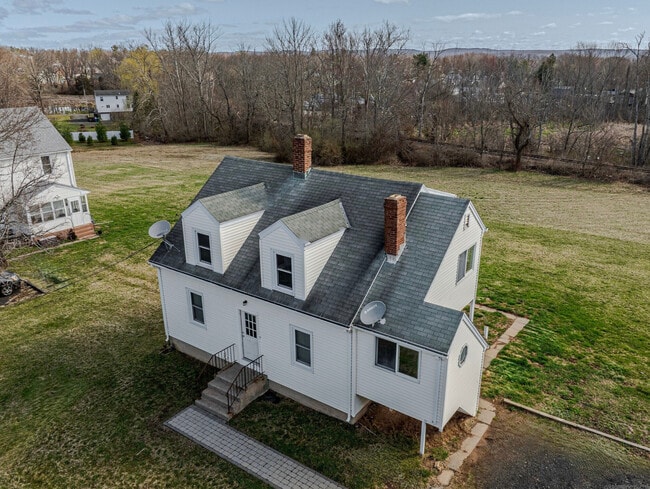 Building Photo - 11 Pine Ridge Rd