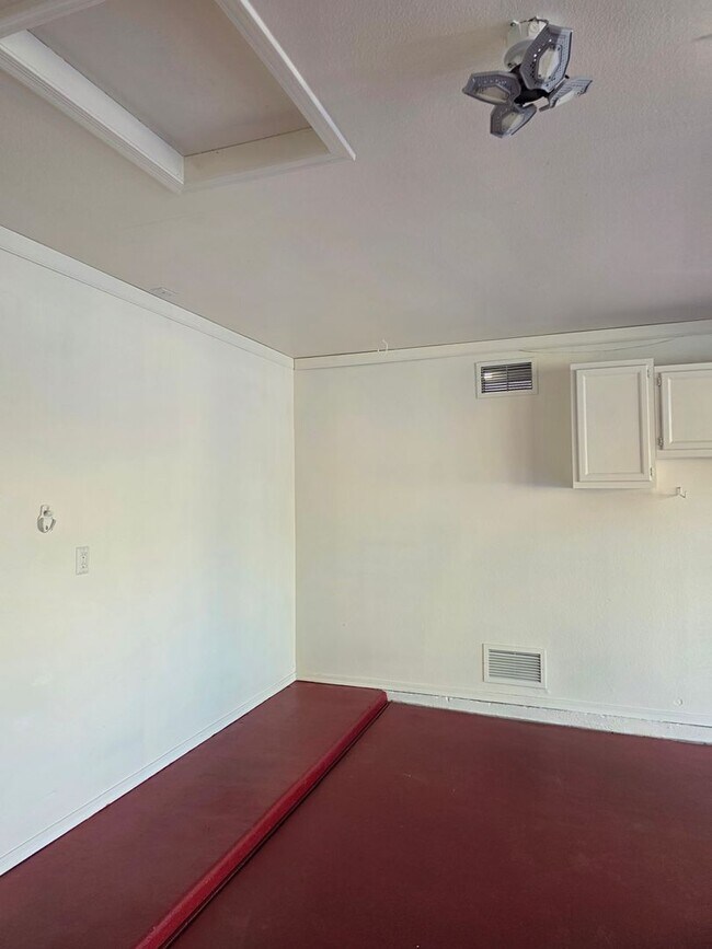 Building Photo - Beautiful 3BR 2BA Home w/ Private Pool • Pool + Covered Patio • Attached Garage in Phoenix