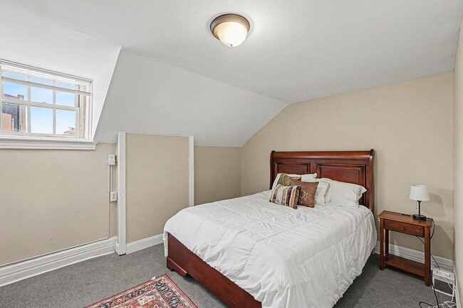 Building Photo - 1391 Woodbridge St