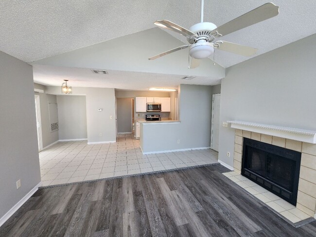 Building Photo - Remodeled beach condo steps away from the ...