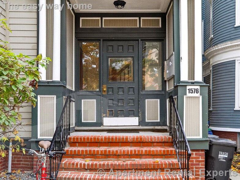 Building Photo - 1576 Cambridge St