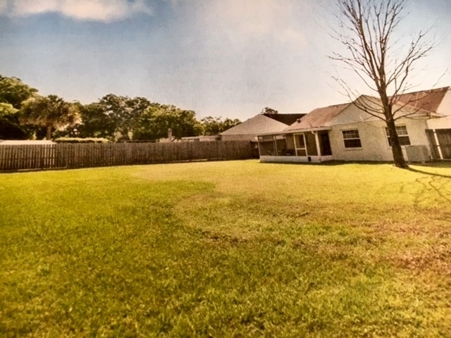 Large fenced yard - 2140 Redleaf Drive